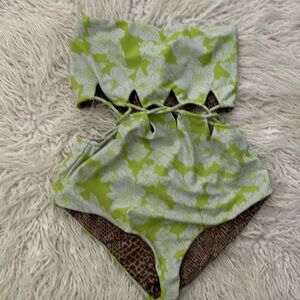 Acacia one piece size P in neon magnolia